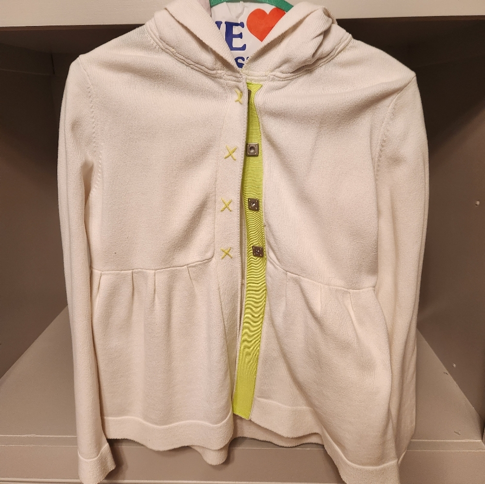 💘HOST PICK (twice)💘 adorable sweater adorned with lime green ribbon.LOVE LOVE!
